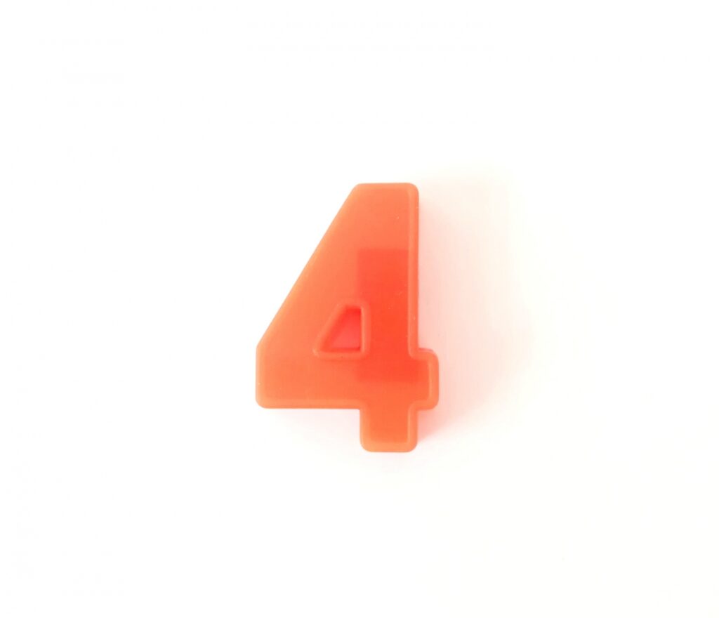 ４